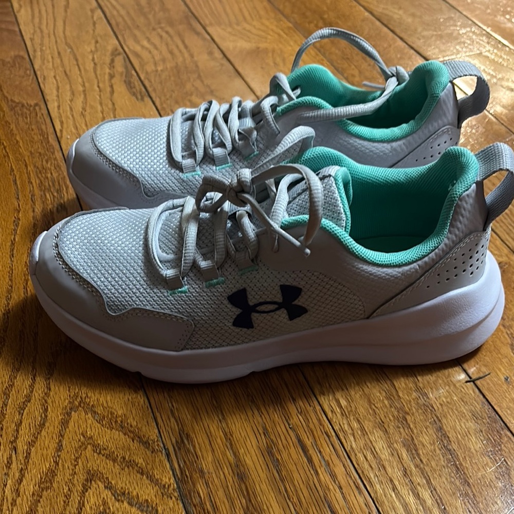 *** Brand New**** Girls Running Sneakers in Gray , Teal , Purple. Size 4.5 - Picture 2 of 6